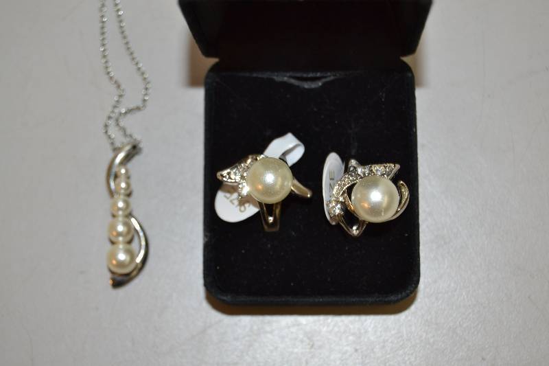 lot 290 image: Pearl Necklace and Rings