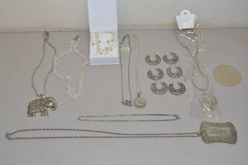 lot 291 image: Silver Toned Jewelry