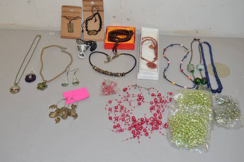 lot 304 image: Beaded Jewelry and Necklaces