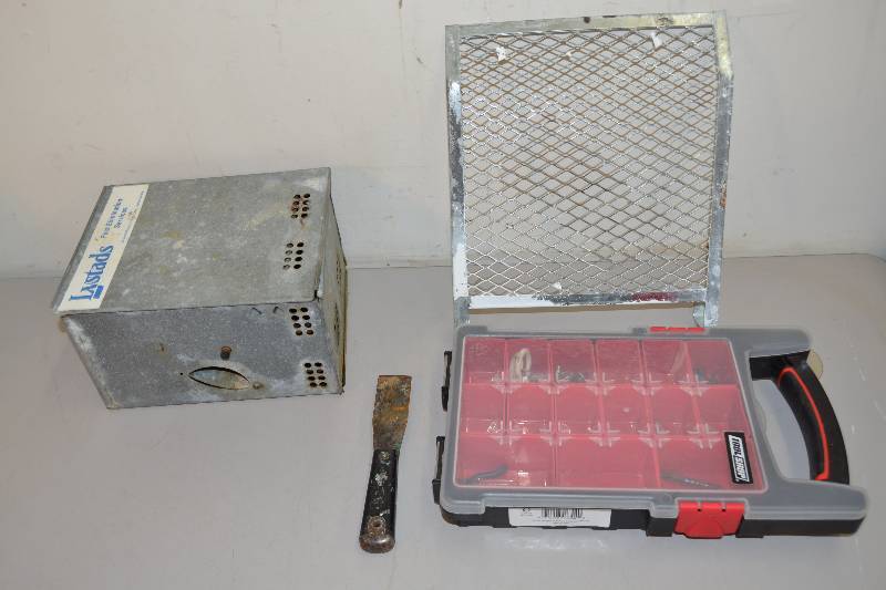 lot 315 image: Live Trap, Tools