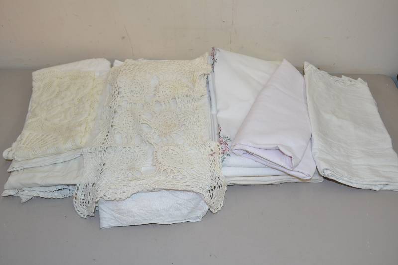 lot 318 image: Tablecloths, Dollies, Placemats