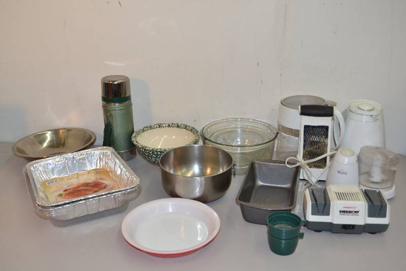 lot 323 image: Kitchen items