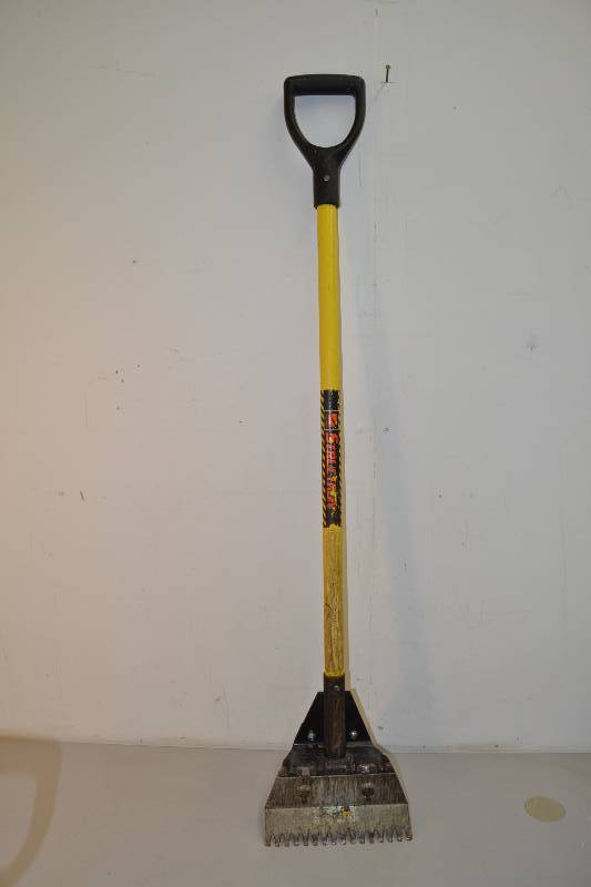 lot 337 image: Shingle Rake