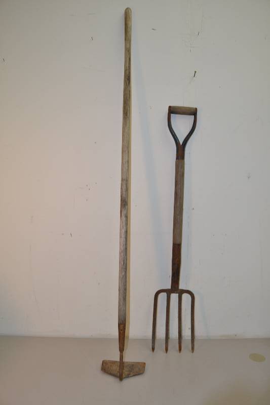 lot 343 image: Flat Tine Fork, Garden Hoe
