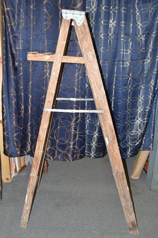 lot 362 image: 6ft. Wood Ladder