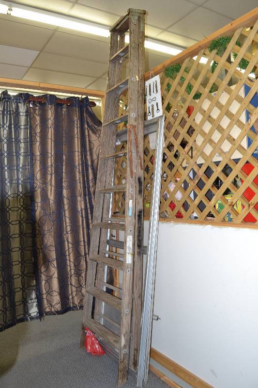 lot 363 image: 10ft. Wood Ladder