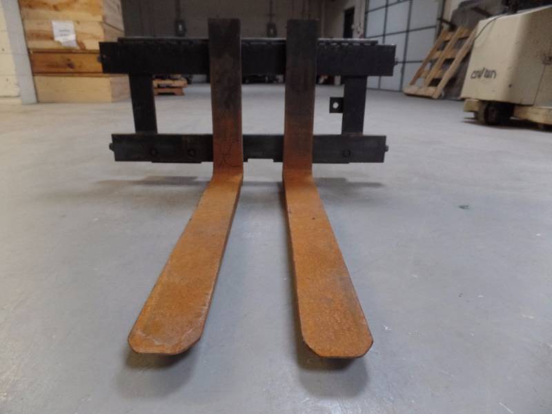 FORKLIFT CARRIAGE WITH FORKS