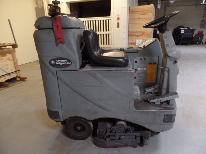 RIDE ON FLOOR SCRUBBER