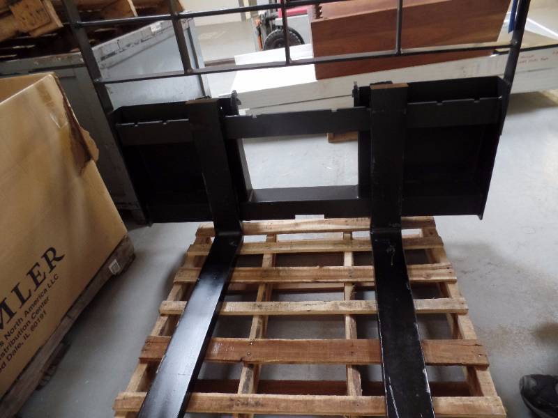 SKID-STEER QUICK ATTACH PLATE