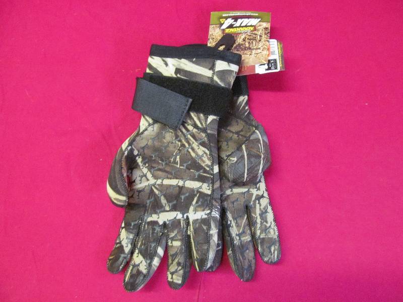 lot 129 image: camo gloves