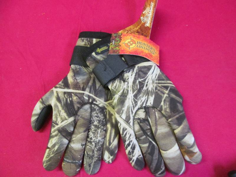 lot 131 image: camo gloves