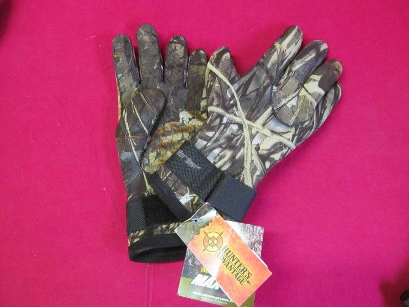 lot 132 image: camo gloves