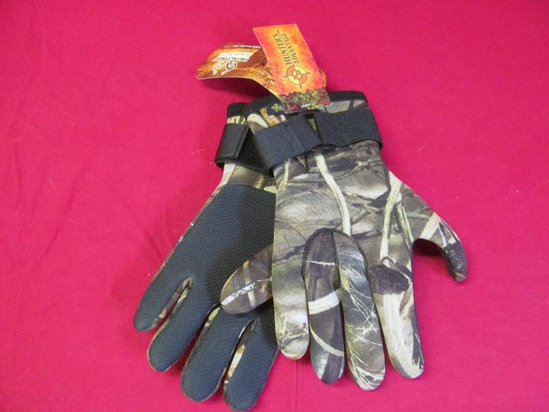 lot 134 image: camo gloves