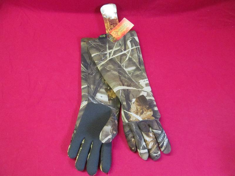 lot 135 image: camo gloves