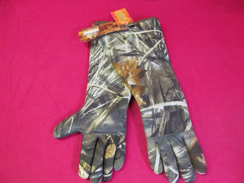 lot 136 image: camo gloves