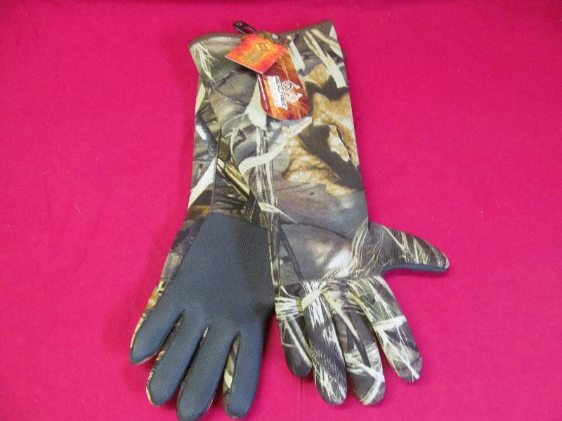lot 137 image: camo gloves