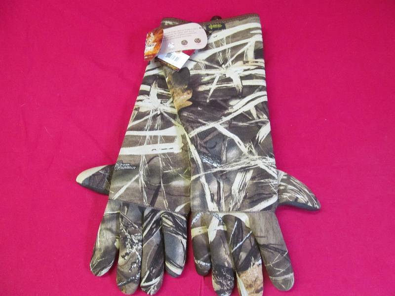 lot 138 image: camo gloves
