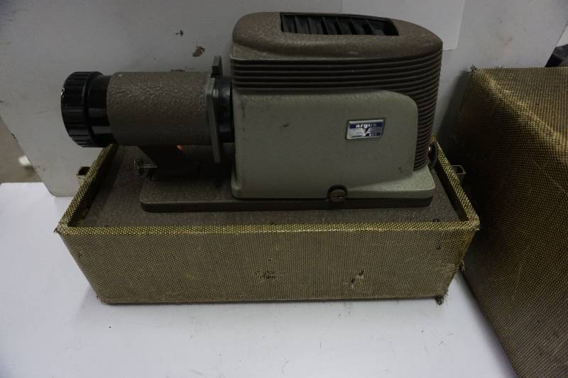 Argus Model 200 Slide Projector With Case