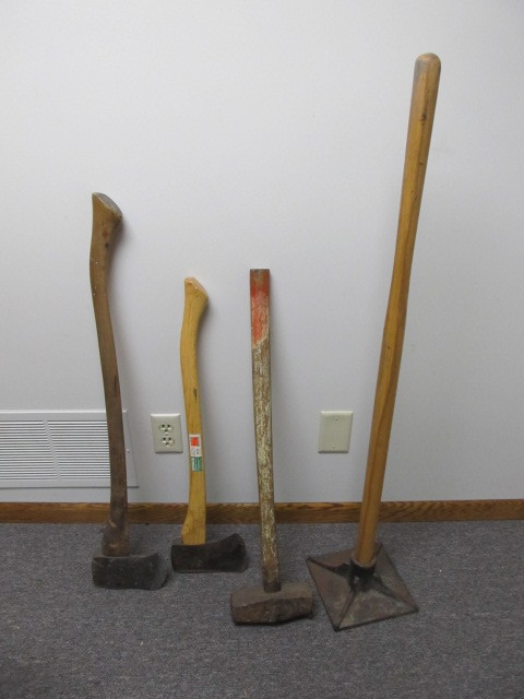 lot 28 image: Axes Sledgehammer & Tamper