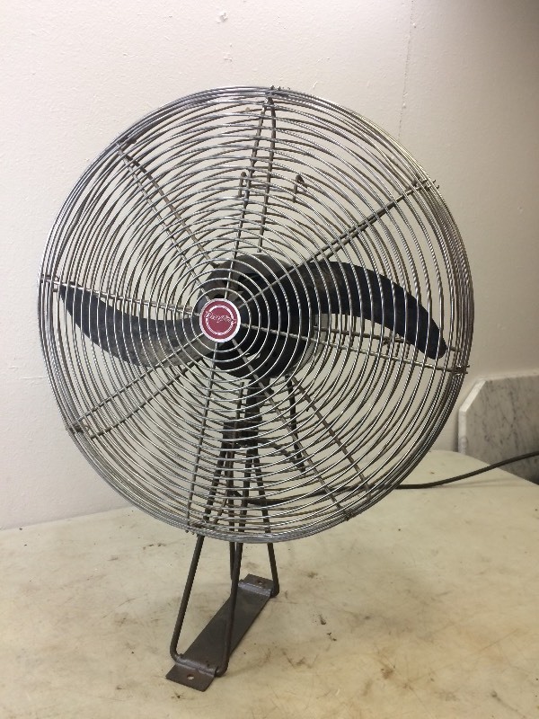 lot 3 image: Vintage DAYTON 18 Fan wMounting Stand