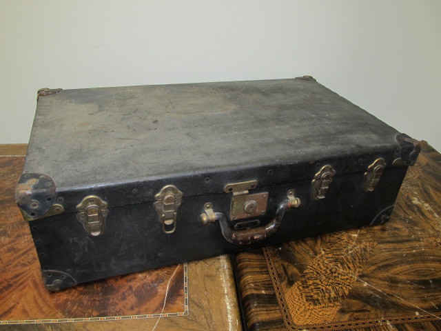 lot 39 image: Antique J. Cummings & Son Leather Suitcase