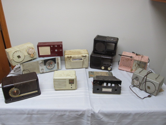 lot 53 image: Lot of Vintage Radios - For Parts