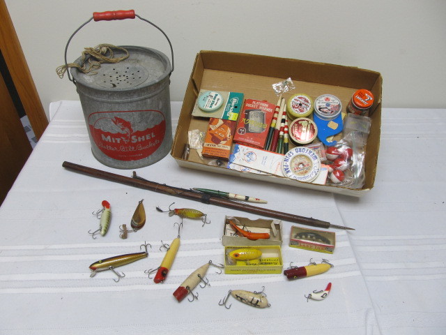 lot 55 image: Nice Lot of Vintage Fishing Lures Minnow Bucket etc.