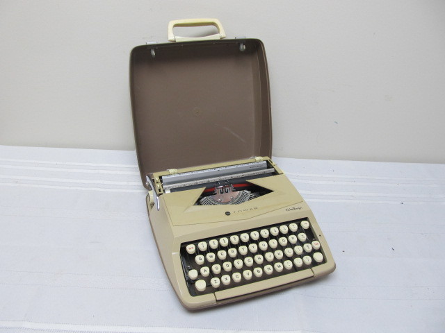 lot 58 image: Vintage Sears Challenger Typewriter