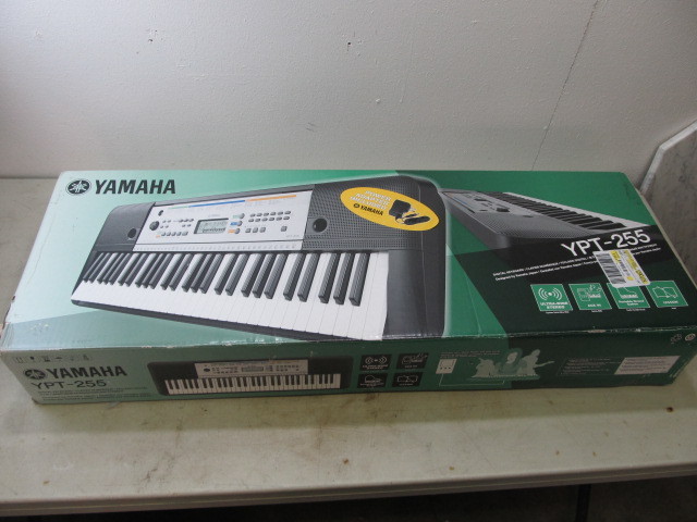 lot 67 image: Nice Yamaha Keyboard in Box