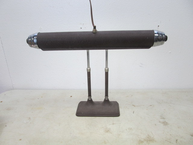 lot 97 image: Working Vintage RADIONIC Bakers Lamp