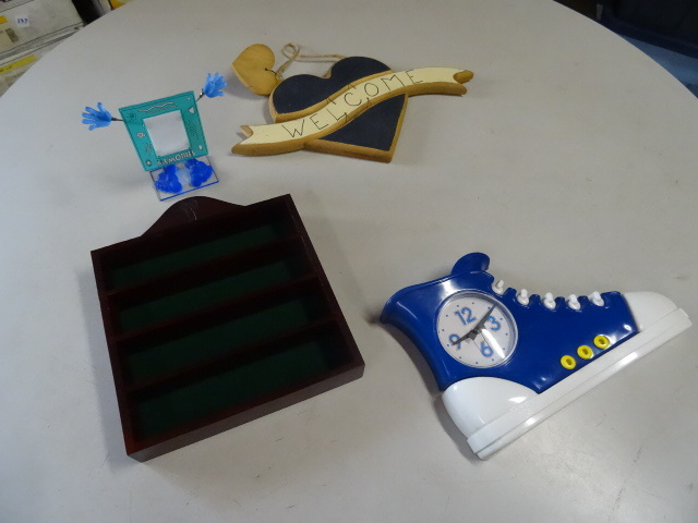 Shoe wall clock. Golf ball display....