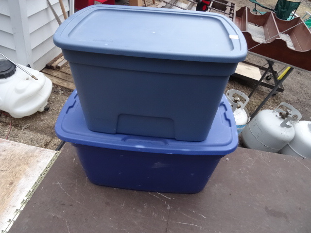 30 gal and 25 gal plastic tote