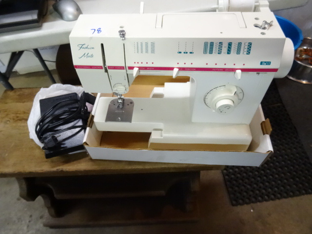 Hashion mate sewing machine. Electronic control. Easy thread. Singer brand. FM-22C. Used very little.