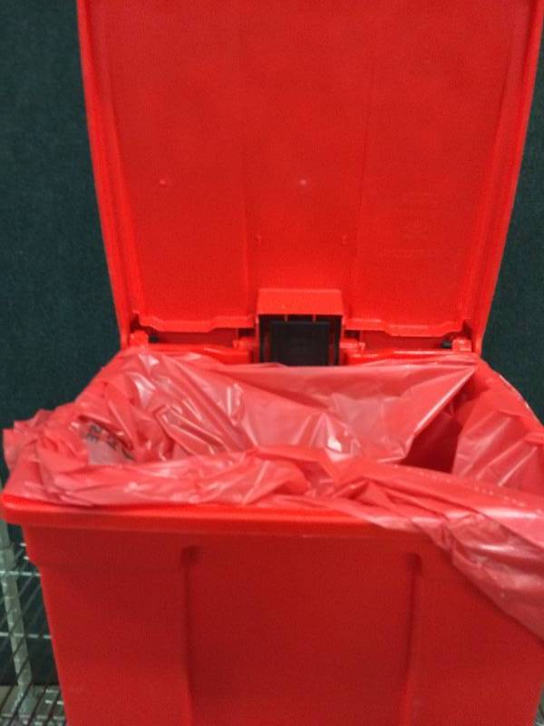 lot 42 image: Heavy Duty Rubbermaid Foot Flip Top Garbage OR Storage Tote - Excellent