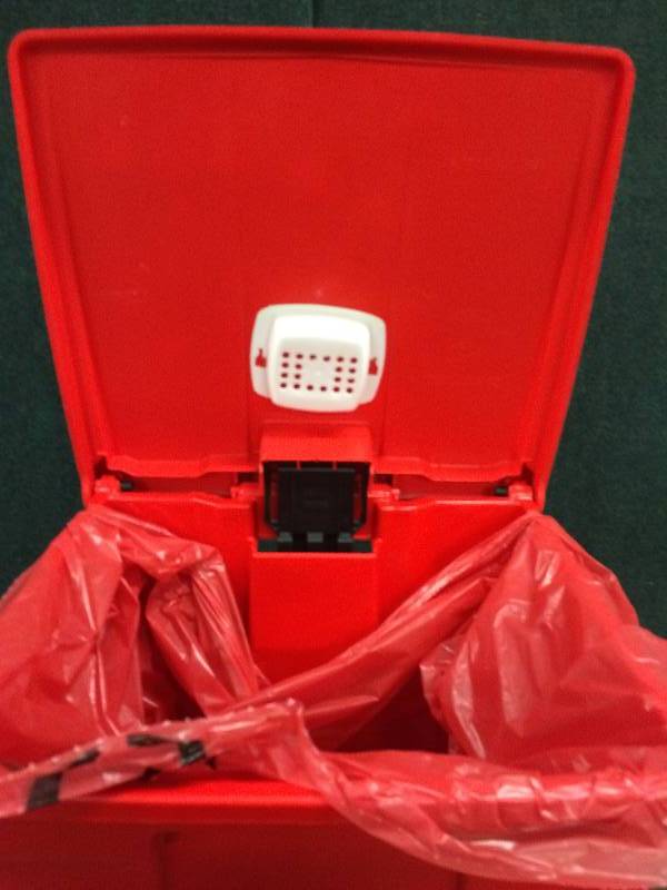 lot 43 image: Heavy Duty Rubbermaid Foot Flip Top Garbage OR Storage Tote - Excellent