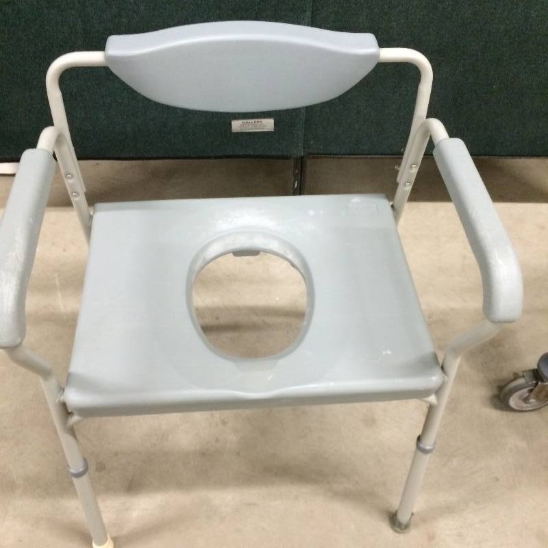 lot 45 image: Bariatric Stationary Commode - Very Sturdy - Nice Condition