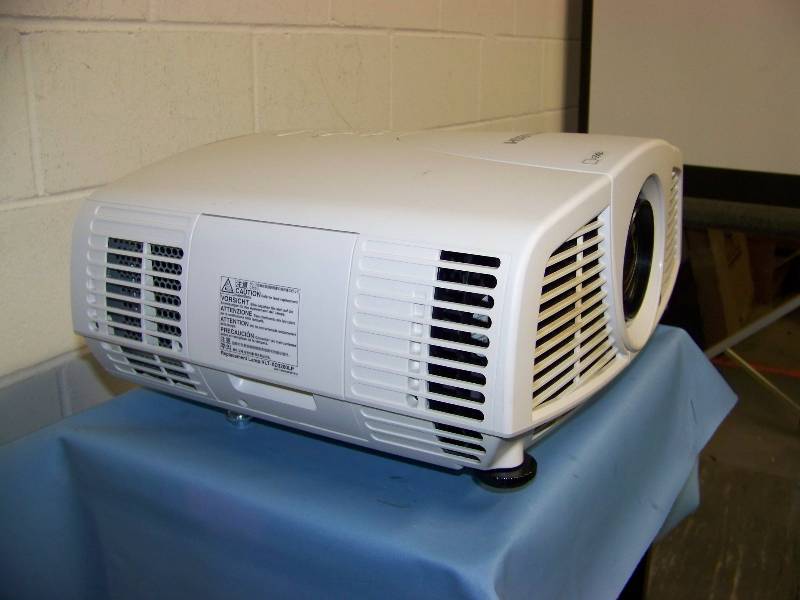 lot 10 image: Mitsubishi, XD3200U, DLP Projector with HDMI Input