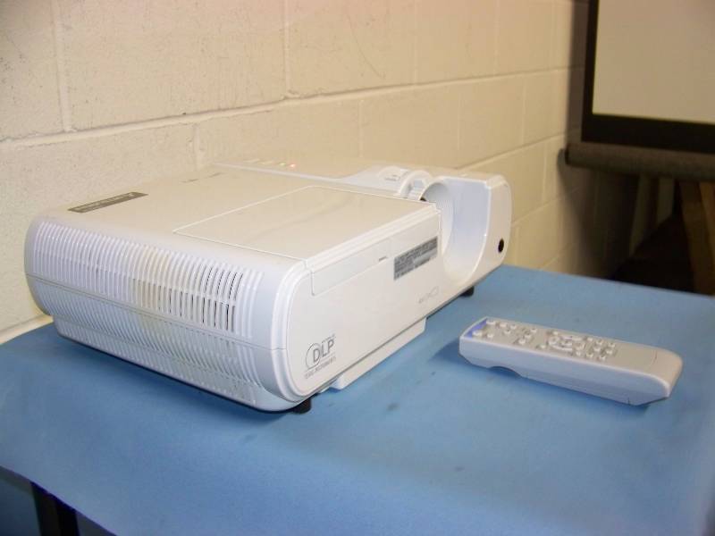 lot 13 image: Mitsubishi, XD221U, DLP Projector with Remote Control