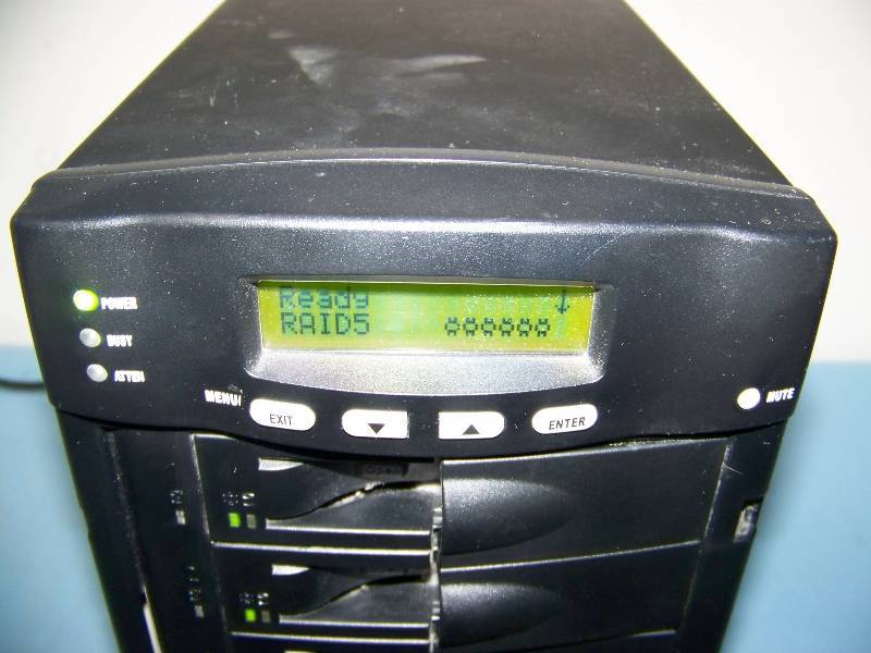 lot 98 image: Rorke Data, Galaxyi, Compact Server  Storage System with (5) Seagate, Barracuda ATA IV, Storage Drives