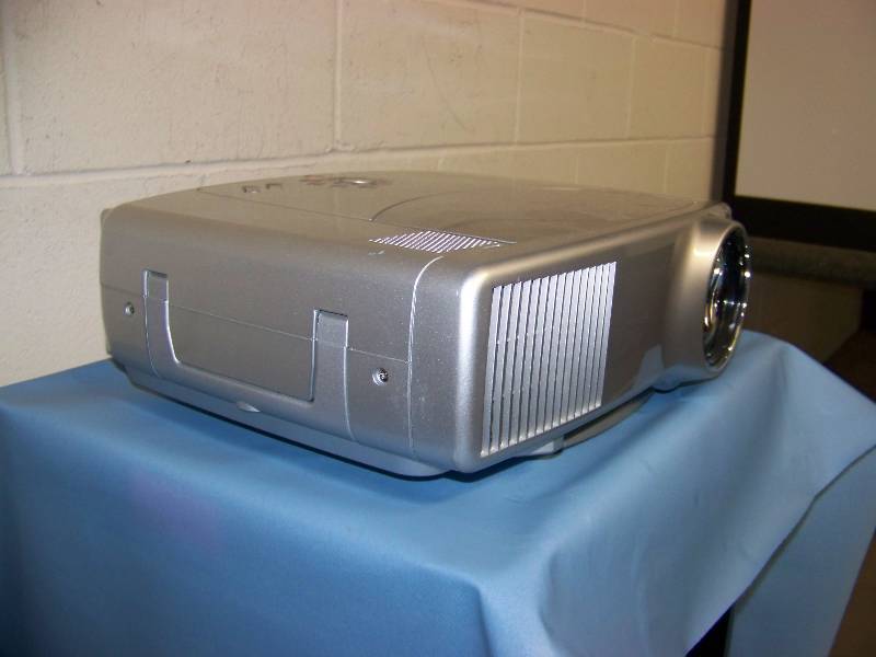 lot 14 image: Hitachi, CP-X885, LCD Projector