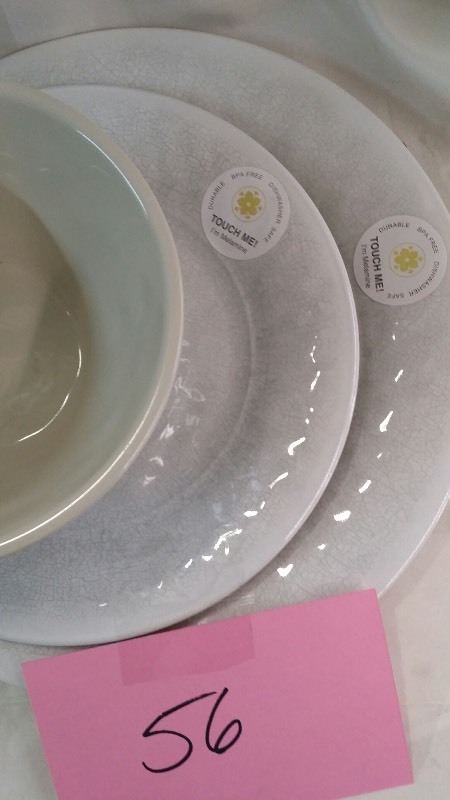 lot 56 image: Potters Reactive Glaze 12 Piece Dinnerware Set