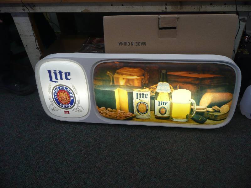 lot 5 image: Vintage Miller Lite Beer Bar Light - Great Condition, Works Great - Approx 49wide 19high