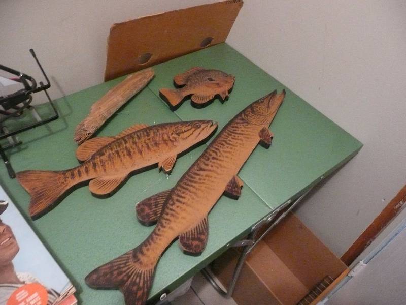 lot 27 image: Vintage Folk Art Hanging Fish Displays - Good Condition - W1 Piece of Driftwood - Very Cool Display