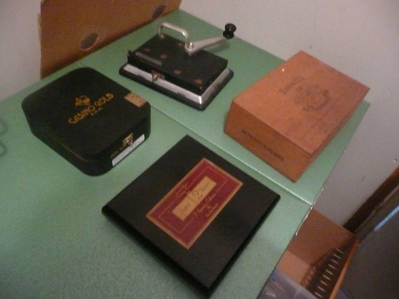 lot 38 image: Vintage Cigarette Roller & HumidorCigar Boxes - See Pictures