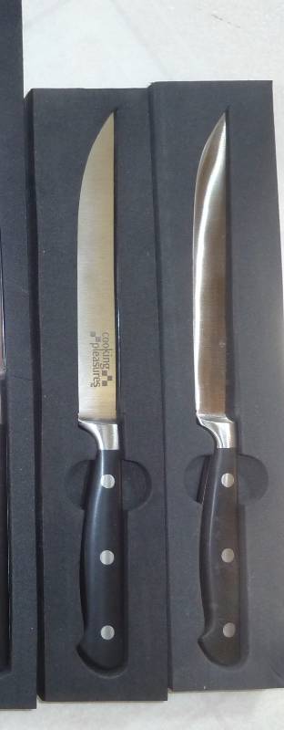 lot of 15 kitchen knives and 7 smaller paring knives with plastic cover
