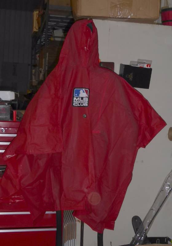40 MLB rain ponchos - snaps up the sides  - individually bagged