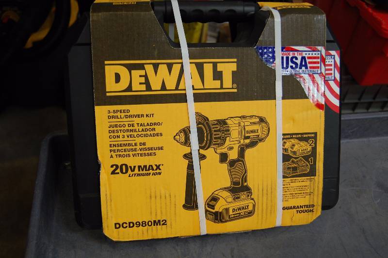 20V MAX 3.0Ah Lithium Ion Cordless 12 Premium DrillDriver Kit wFree Tool Kit
