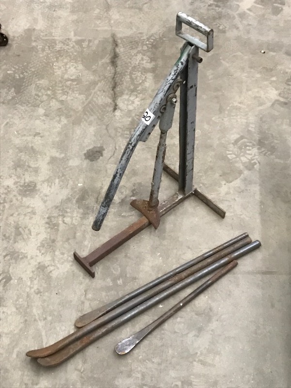 lot 20 image: Manual Tire Changer