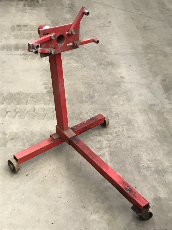 lot 21 image: Rolling Engine Stand