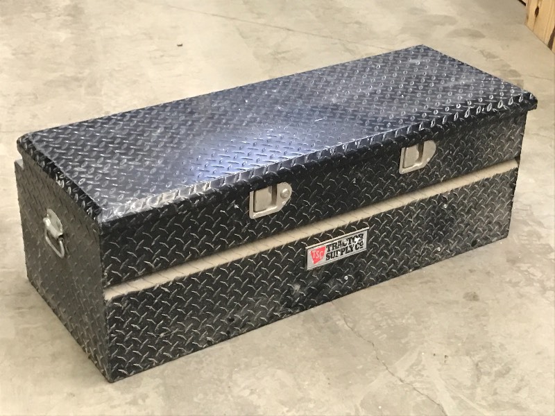 lot 15 image: Aluminum Truck Tool Box